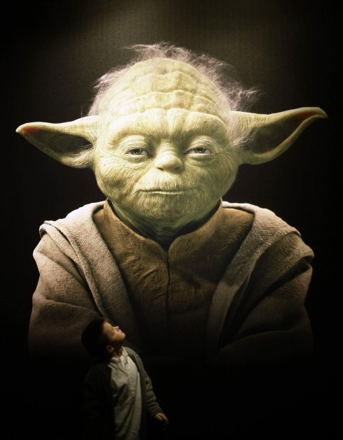 Un niño mira a Yoda. :: reuters