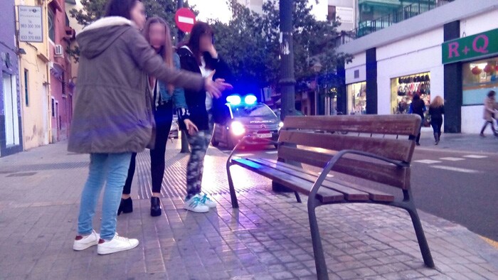 Dos policías locales de Valencia atienden un parto en plena calle