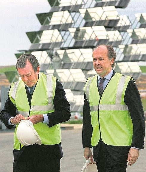 Felipe Benjumea, a la derecha, y su hermano Javier, recorren la planta solar de Abengoa en Sanlúcar La Mayor en febrero de 2007.