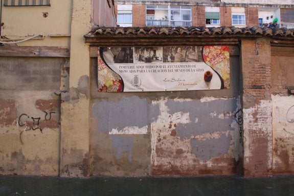 Vista de la parte trasera del edificio, con el cartel del ayuntamiento. :: LP