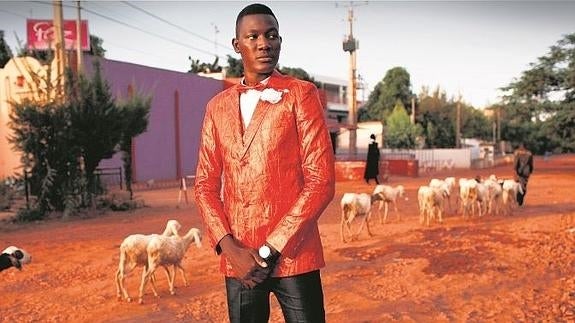 El diseñador Barros Coulibaly presentó esta americana naranja fluorescente y adamascada en el último Festi'Bazin.