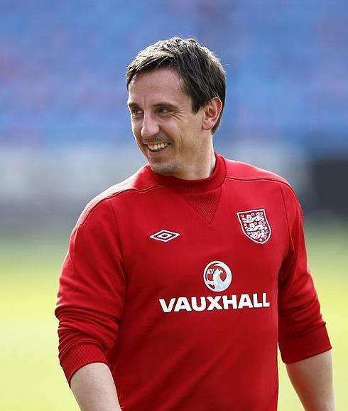 Gary Neville seguirá como ayudante en la selección de Inglaterra hasta la Euro 2016