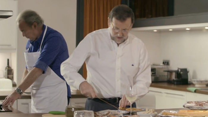 'En la tuya o en la mía': Rajoy juega al futbolín y cocina mejillones con Bertín Osborne