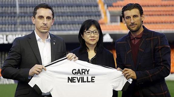 Gary Neville y la presidenta del Valencia, Layhoon, en el césped de Mestalla.