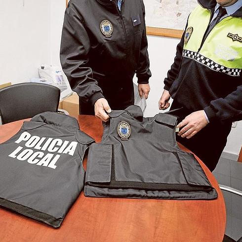 Dos policías locales de Gandia muestran sus chalecos antibalas. :: 
