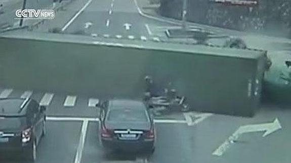 Un motorista se salva de quedar atrapado debajo de un camión.