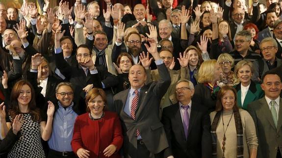 El presidente de la Fundación para la Justicia, José María Tomás Tío (c), junto a los representantes de partidos políticos y otras entidades públicas y privadas y particulares tras la firma del Pacto Estatal contra la Corrupción y por la Regeneración Democrática..