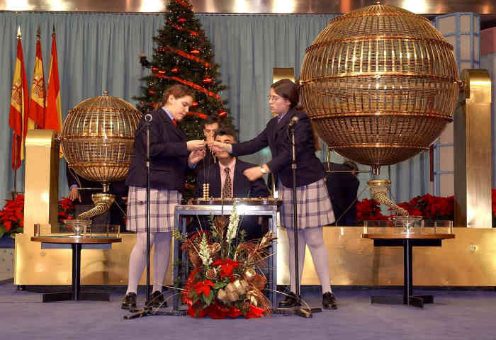 Dos niñas del Colegio de San Ildefonso, durante el sorteo extraordinario de Lotería de Navidad.