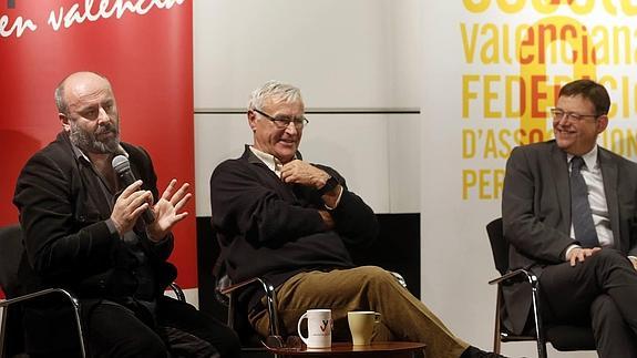 Joan Ribó (C) , y el intendente del Palau de les Arts, Davide Livermore, entre otros, participan en la presentación del Voluntariado Lingüístico de Escola Valenciana.