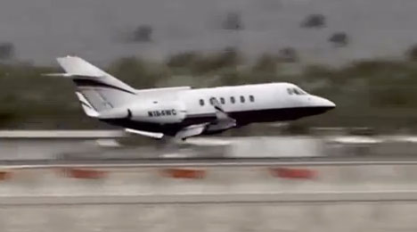 Jet se queda sin tren de aterrizaje durante un vuelo.