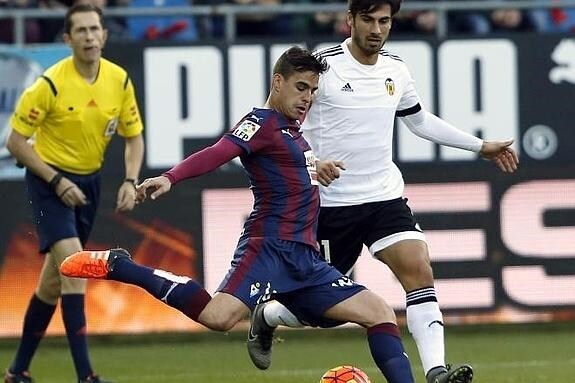 André Gomes defendiendo a Dani García en el partido ante el Eibar. 