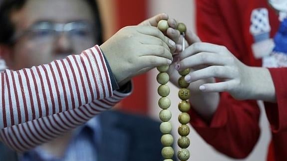 Dos alumnas del colegio de San Ildefonso de Madrid, durante un ensayo que han realizado para cantar la tradicional Lotería de Navidad el 22 de diciembre.