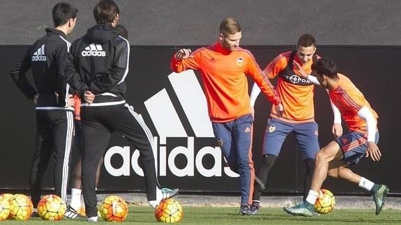 Mustafi, Rodrigo y Danilo Barbosa ejercitándose en la ciudad deportiva.
