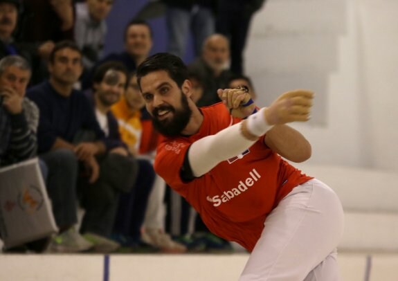 Javi, durante la partida de ayer en Pelayo. :: val net