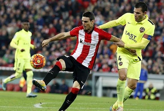 David Navarro pugna por el balón con el delantero Aduriz.