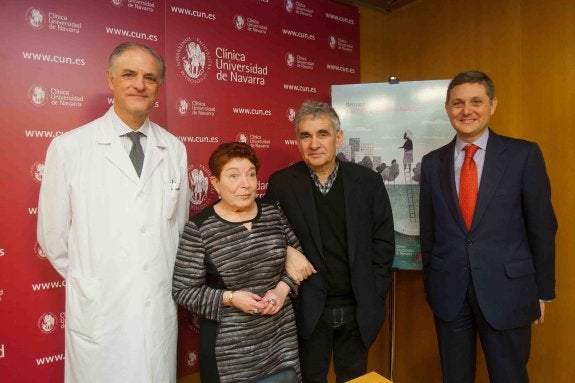 El doctor Manuel Manrique, Felisa Rodríguez, Bernardo Atxaga y José Andrés Gómez. :: r. c.