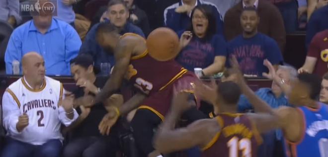 Lebron James cayendo encima de Ellie Day.