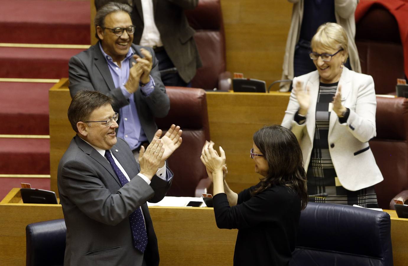 Oltra y Puig aplauden tras la aprobación de los presupuestos. 