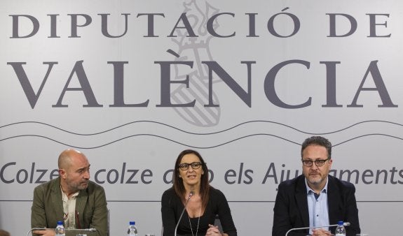 Xavier Rius, Maria Josep Amigó y Vicent Flor, ayer en la presentación del nuevo director de Alfons el Magnànim. :: damián torres