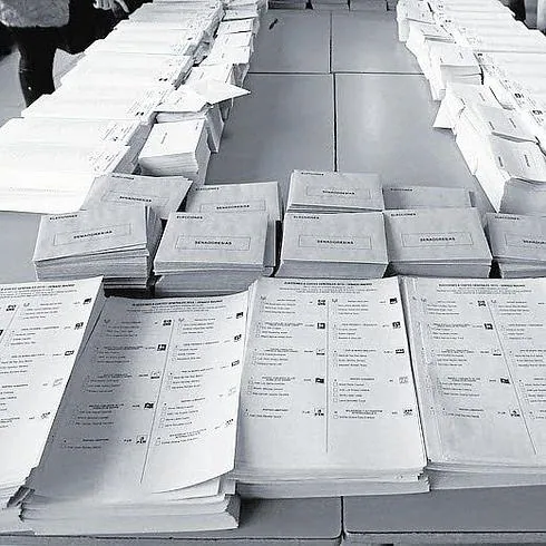 Papeletas de los diferentes partidos para el Congreso y el Senado dispuestas en el colegio electoral Bernardette.