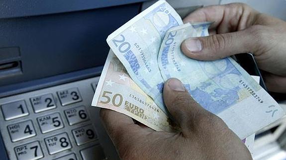 ¿Qué comisión cobra cada banco por sacar dinero en otro cajero desde el 1 de enero de 2016?