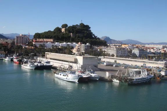 Panorámica de la lonja de Dénia y parte de la flota pesquera de la localidad, con el castillo al fondo. :: Tino Calvo