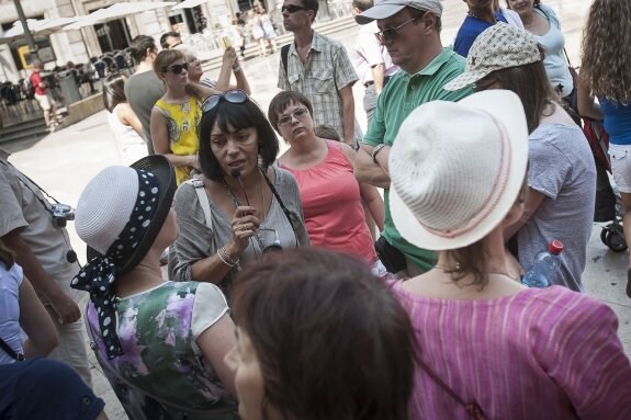 Un grupo de turistas recorren la ciudad.