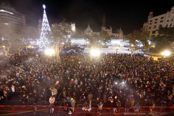 Espectacular imagen de la plaza del Ayuntamiento, repleta de público. :: manuel molines