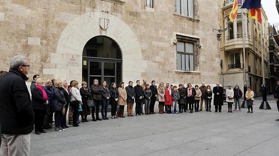 La Generalitat guarda tres minutos de silencio en repulsa por el crimen machista cometido en el municipio alicantino de Torrevieja