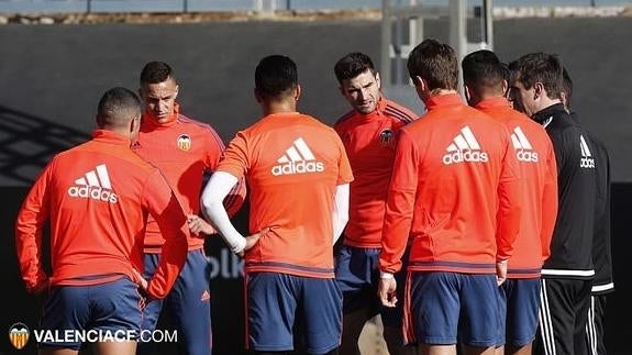 Gary Neville reunido con los jugadores durante el entrenamiento de esta mañana en Paterna.