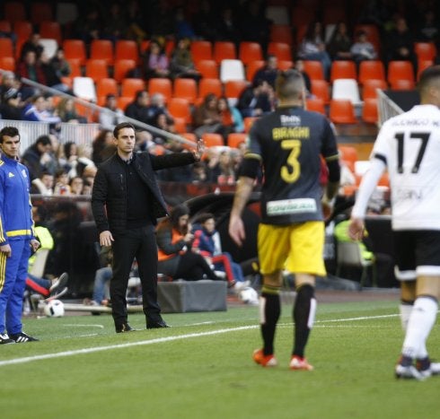 Gary Neville da instrucciones a sus futbolistas ayer en Mestalla. :: manuel molines