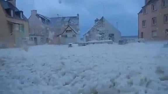 Un pueblo inundado por espuma de mar