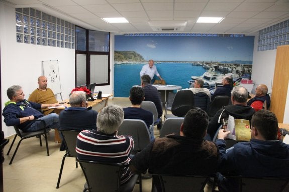 Los armadores al inicio de la reunión de ayer en el Pòsit. :: Tino Calvo