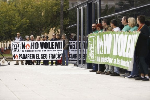 Protesta de vecinos contra la indemnización que ha recibido Escal UGS a las puertas del juzgado de Vinaròs un día declaraciones. :: efe