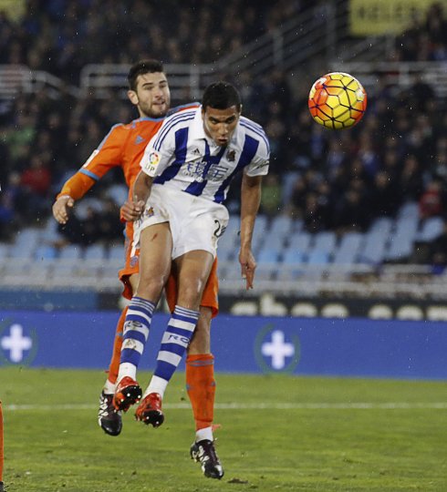 Jonathas gana la posición a Barragán y salta para hacer el segundo gol. :: EFE/Gorka Estrada