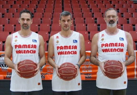 Luengo, Rodilla y Coterón posan con la camiseta que lucirá el Valencia Basket ante el CAI Zaragoza. :