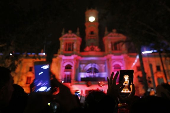 Fachada del Ayuntamiento durante la fiesta de Nochevieja. :: manuel molines