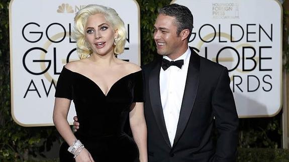 Lady Gaga y Taylor Kinney a su llegada a los Globos de Oro.