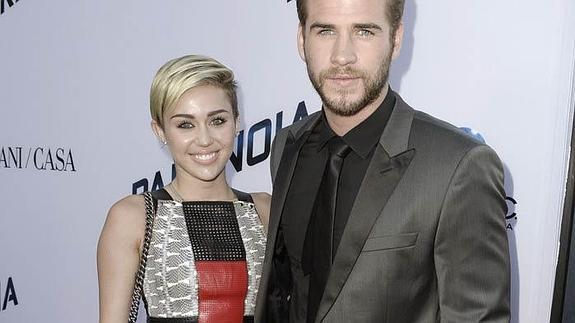 Miley Cyrus y Liam Hemsworth, en una foto de archivo de 2013 cuando aún eran pareja.