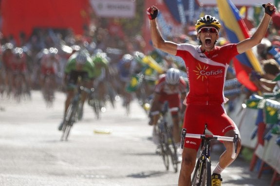 Dani Navarro celebra una victoria en la Vuelta a España.