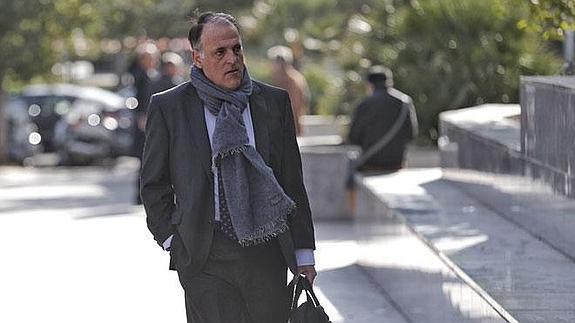 Javier Tebas, entrando en la Ciudad de la Justicia de Valencia.