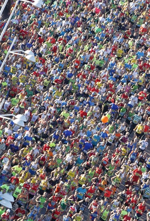 Miles de personas toman la salida en el Maratón Valencia Trinidad Alfonso. :: txema rodríguez