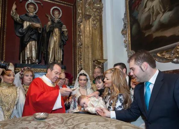 El vicario episcopal, Vicente Fontestad, bautiza al niño Luis Vicente Morales en 2015 :: manolo guallart