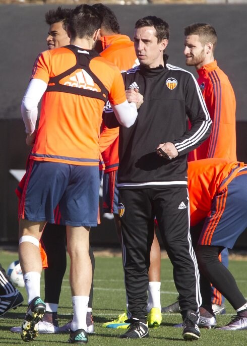 Neville saluda a uno de sus futbolistas.