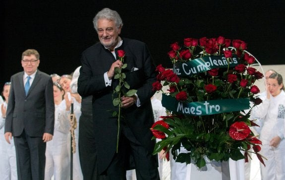 Plácido Domingo, tras dirigir la orquesta de la ópera 'Sansón y Dalila', ayer en el Palau de Les Arts. :: EFE/ Tato Baeza