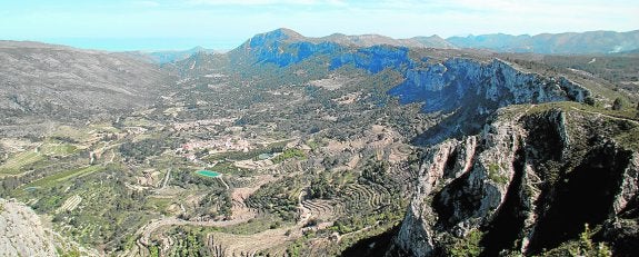 Imagen de algunos de los núcleos urbanos que componen el municipio de la Vall de la Galllinera desde la Serra de la Foradà. :: lp