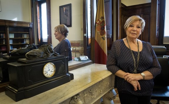 Celia Villalobos, apoyada en el mármol de una chimenea en su despacho del Congreso de los Diputados.