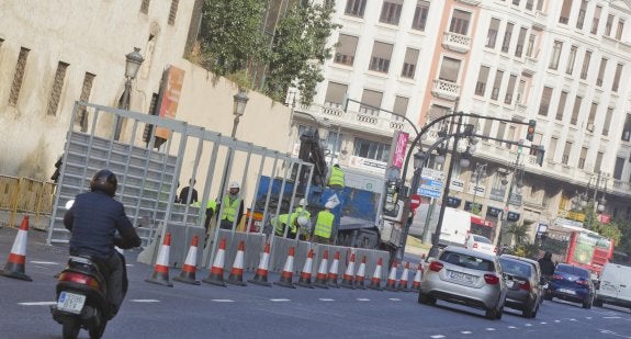 Obras de preparación para la excavación arqueológica, ayer en la calle San Vicente. :: damián torres