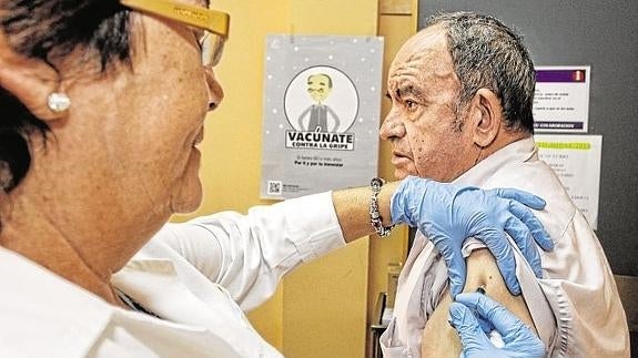 Una enfermera vacuna a un paciente en el centro de salud Los Ángeles de Alicante. 