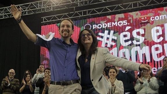 Mónica ltra y Pablo Iglesias, en un mitín. 